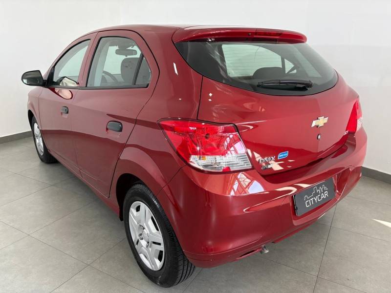 CHEVROLET - ONIX - 2017/2018 - Vermelha - R$ 50.900,00