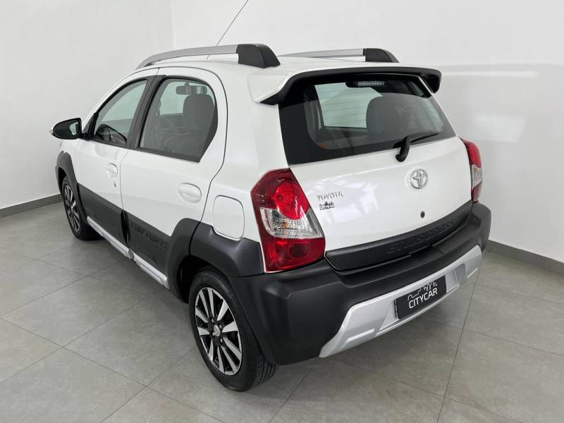 TOYOTA - ETIOS CROSS - 2016/2016 - Branca - R$ 53.900,00