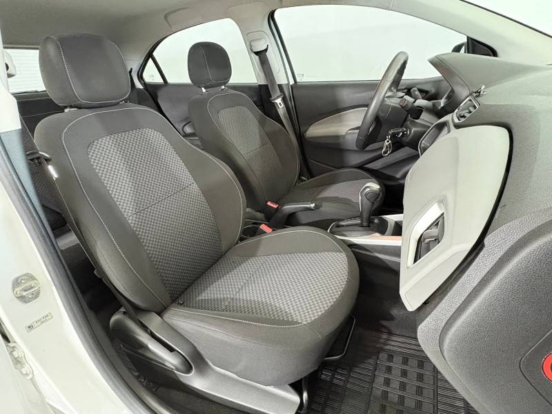 CHEVROLET - ONIX - 2017/2018 - Branca - R$ 68.900,00