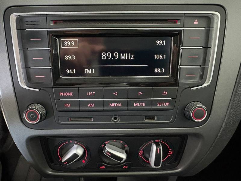 VOLKSWAGEN - FOX - 2015/2016 - Branca - R$ 51.900,00