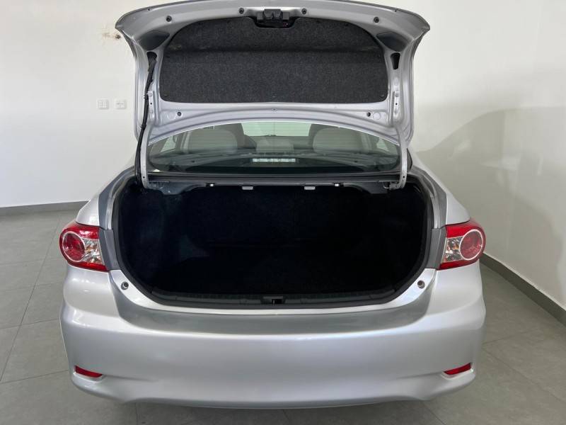 TOYOTA - COROLLA - 2011/2012 - Prata - R$ 61.900,00