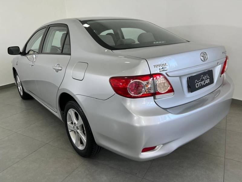 TOYOTA - COROLLA - 2011/2012 - Prata - R$ 61.900,00
