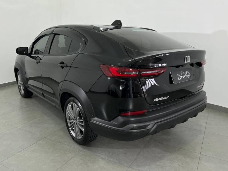 FIAT - FASTBACK - 2023/2024 - Preta - R$ 104.900,00