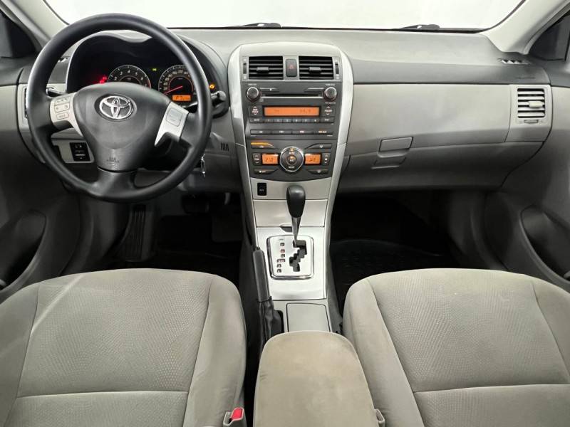 TOYOTA - COROLLA - 2011/2012 - Prata - R$ 61.900,00