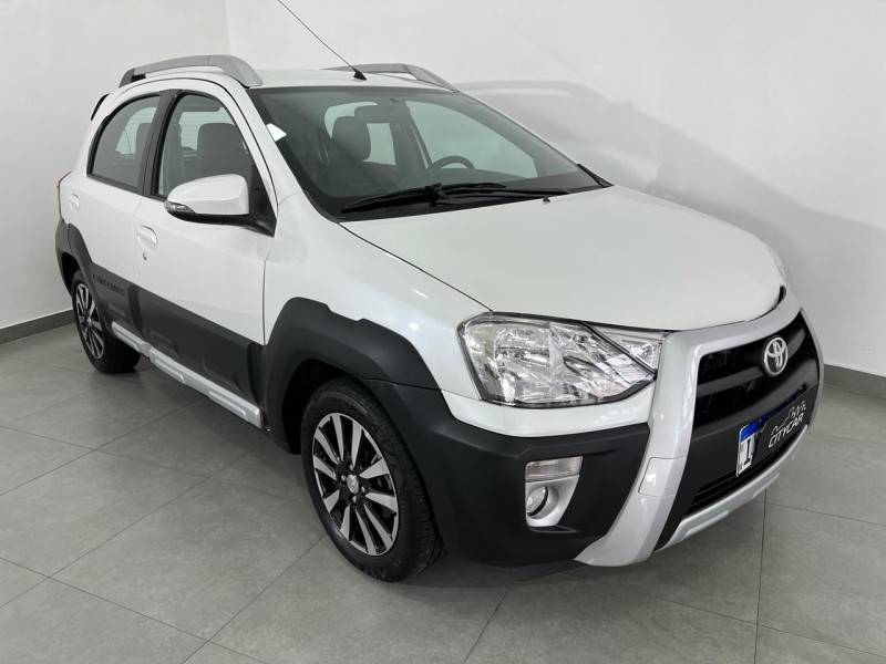 TOYOTA - ETIOS CROSS - 2016/2016 - Branca - R$ 53.900,00