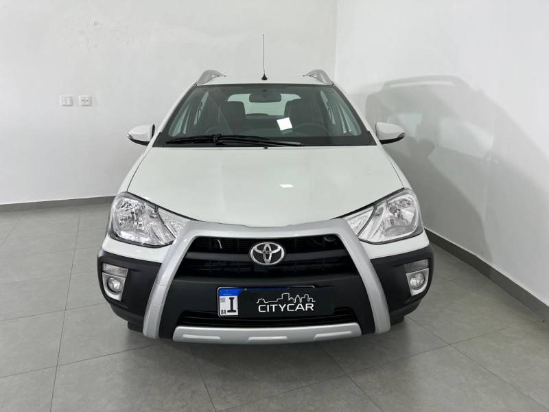 TOYOTA - ETIOS CROSS - 2016/2016 - Branca - R$ 53.900,00