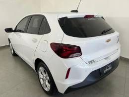 CHEVROLET - ONIX - 2023/2024 - Branca - R$ 93.900,00