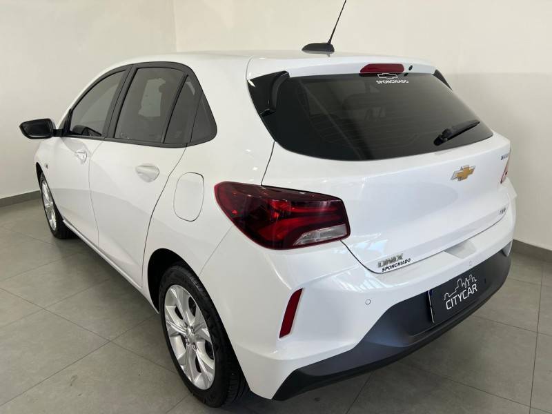 CHEVROLET - ONIX - 2023/2024 - Branca - R$ 93.900,00