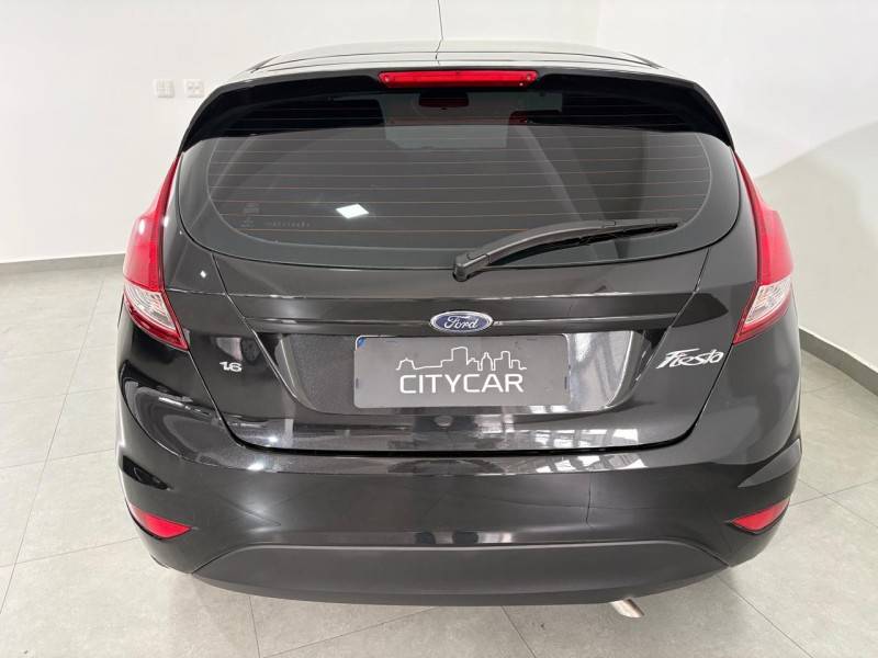 FORD - FIESTA - 2016/2017 - Preta - R$ 56.900,00