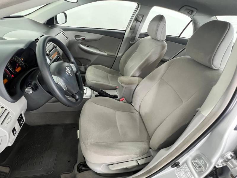 TOYOTA - COROLLA - 2011/2012 - Prata - R$ 61.900,00