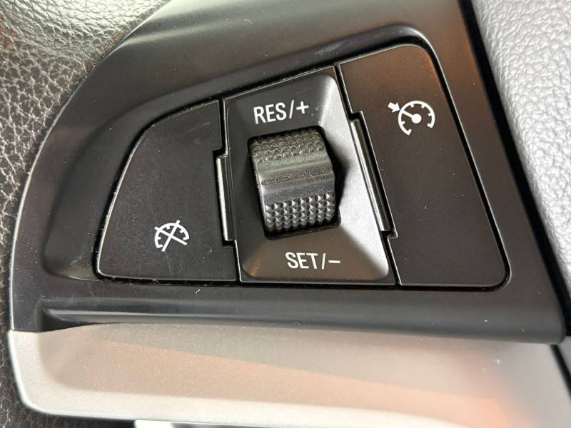 CHEVROLET - ONIX - 2017/2018 - Branca - R$ 68.900,00