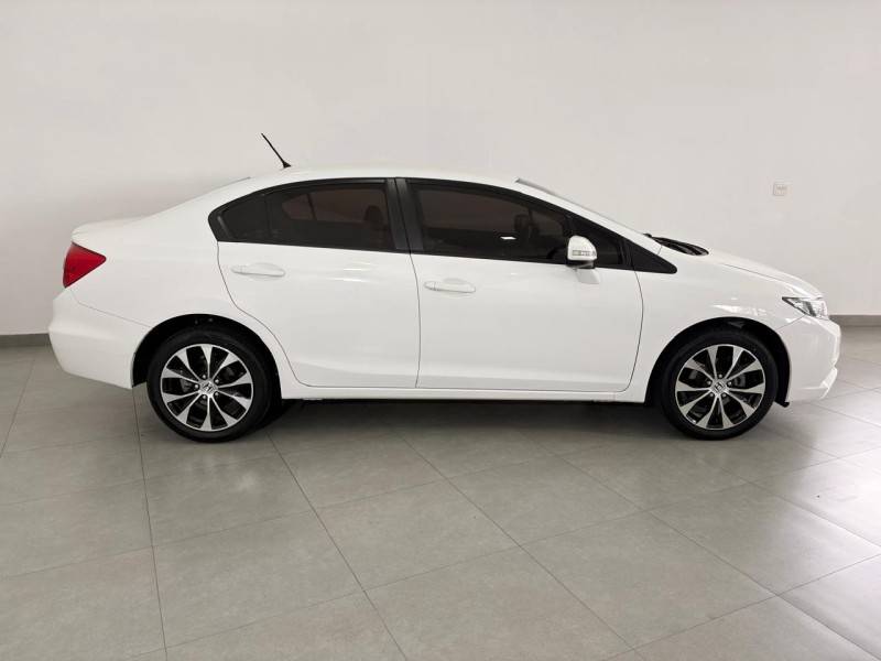 HONDA - CIVIC - 2015/2016 - Branca - R$ 83.900,00