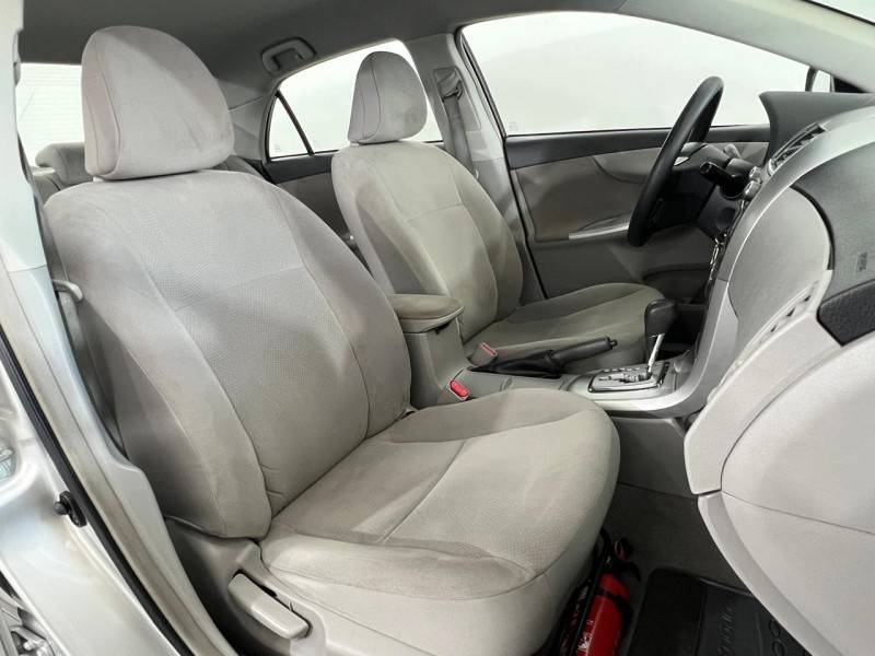 TOYOTA - COROLLA - 2011/2012 - Prata - R$ 61.900,00
