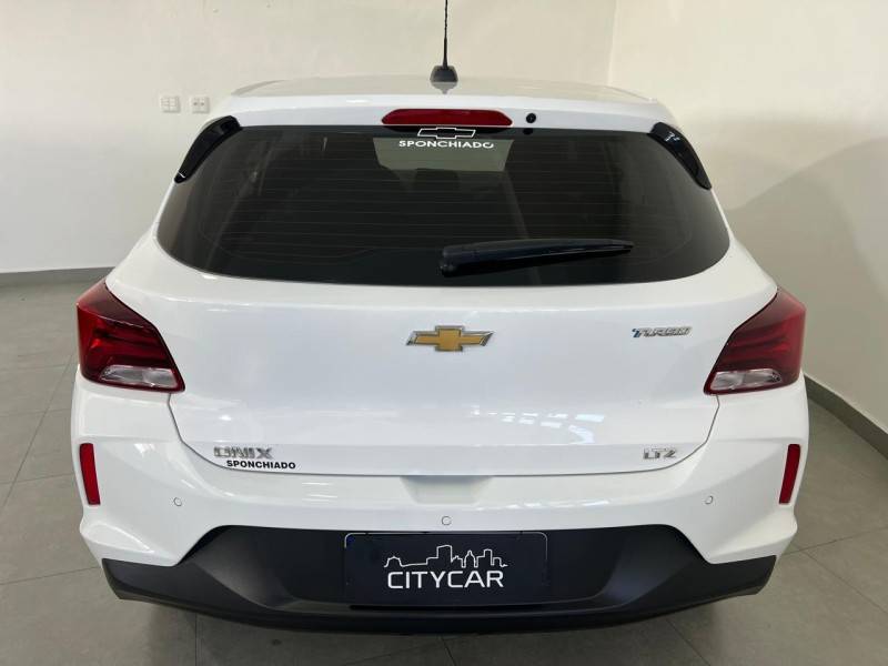 CHEVROLET - ONIX - 2023/2024 - Branca - R$ 93.900,00