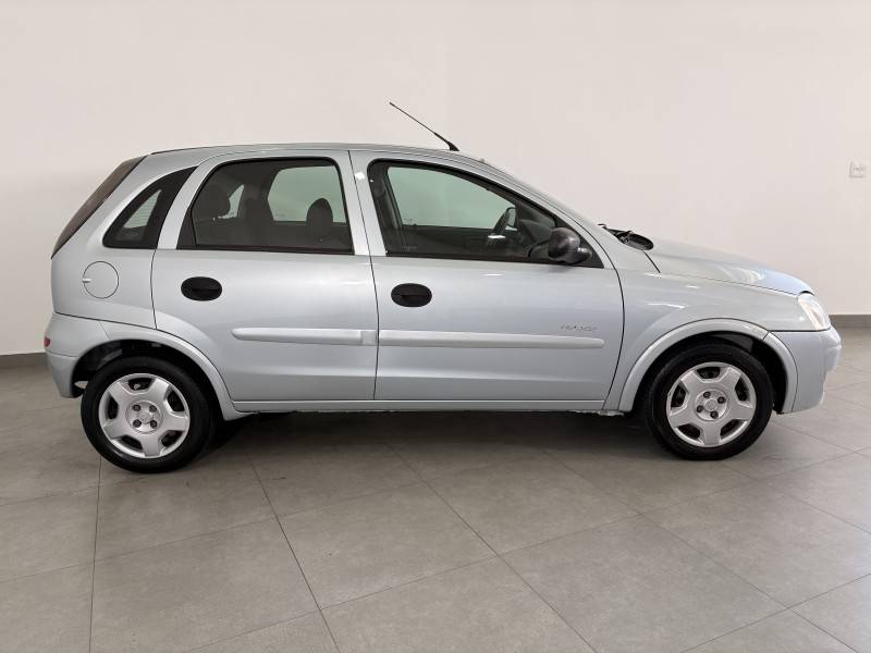 CHEVROLET - CORSA - 2011/2012 - Prata - R$ 35.900,00