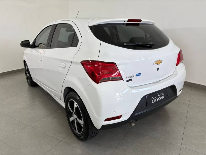CHEVROLET - ONIX - 2017/2018 - Branca - R$ 68.900,00