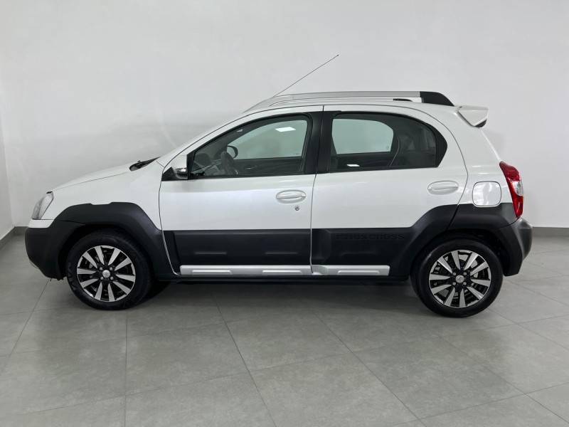 TOYOTA - ETIOS CROSS - 2016/2016 - Branca - R$ 53.900,00