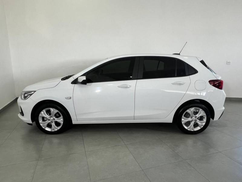CHEVROLET - ONIX - 2023/2024 - Branca - R$ 93.900,00