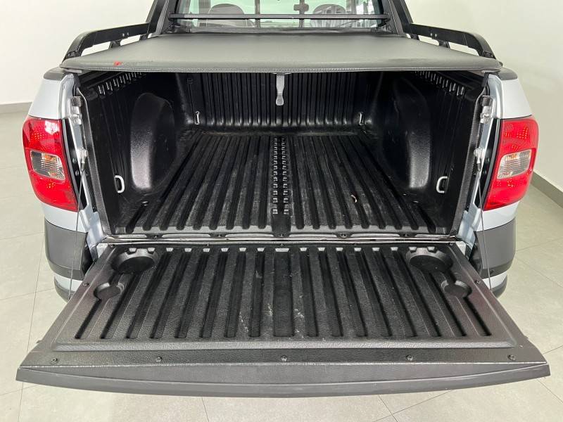 VOLKSWAGEN - SAVEIRO - 2013/2014 - Prata - R$ 65.900,00