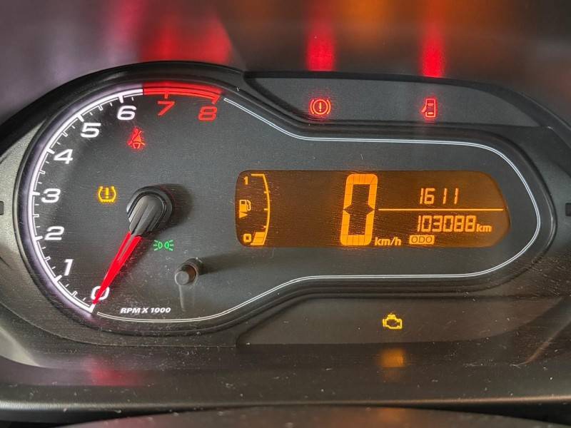 CHEVROLET - ONIX - 2017/2018 - Vermelha - R$ 50.900,00