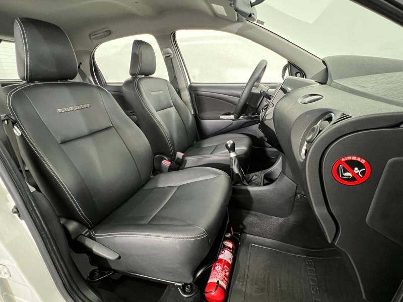 TOYOTA - ETIOS CROSS - 2016/2016 - Branca - R$ 53.900,00