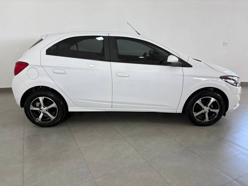 CHEVROLET - ONIX - 2017/2018 - Branca - R$ 68.900,00