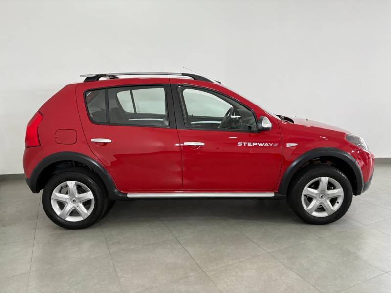 RENAULT - SANDERO - 2011/2011 - Vermelha - R$ 39.900,00