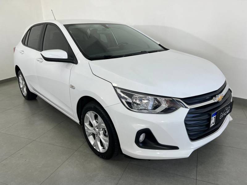CHEVROLET - ONIX - 2023/2024 - Branca - R$ 93.900,00