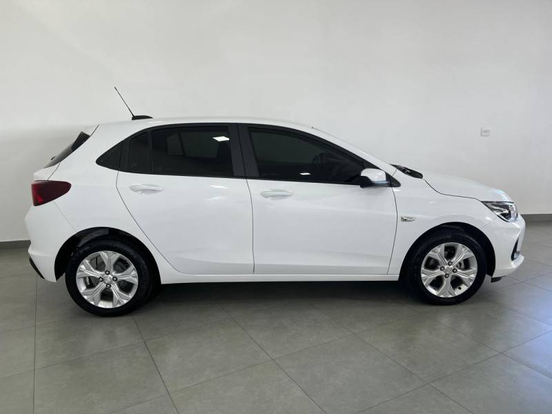 CHEVROLET - ONIX - 2023/2024 - Branca - R$ 93.900,00
