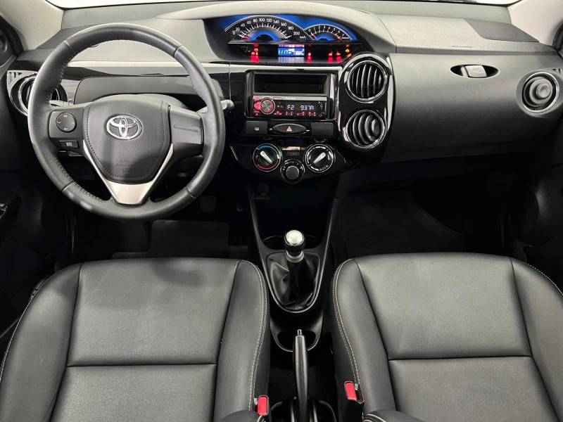 TOYOTA - ETIOS CROSS - 2016/2016 - Branca - R$ 53.900,00